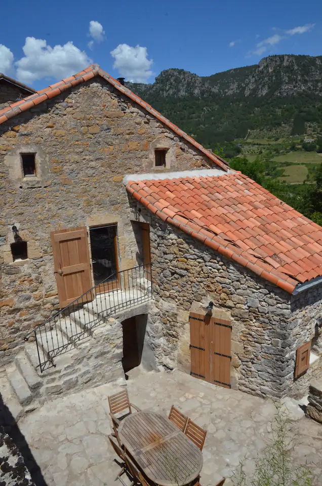 Gîte Gorges du Tarn, Jonte. Guide de pêche à la mouche et tenkara en Aveyron, Gorge de la Dourbie, truite fario, nymphe, mouche sèche